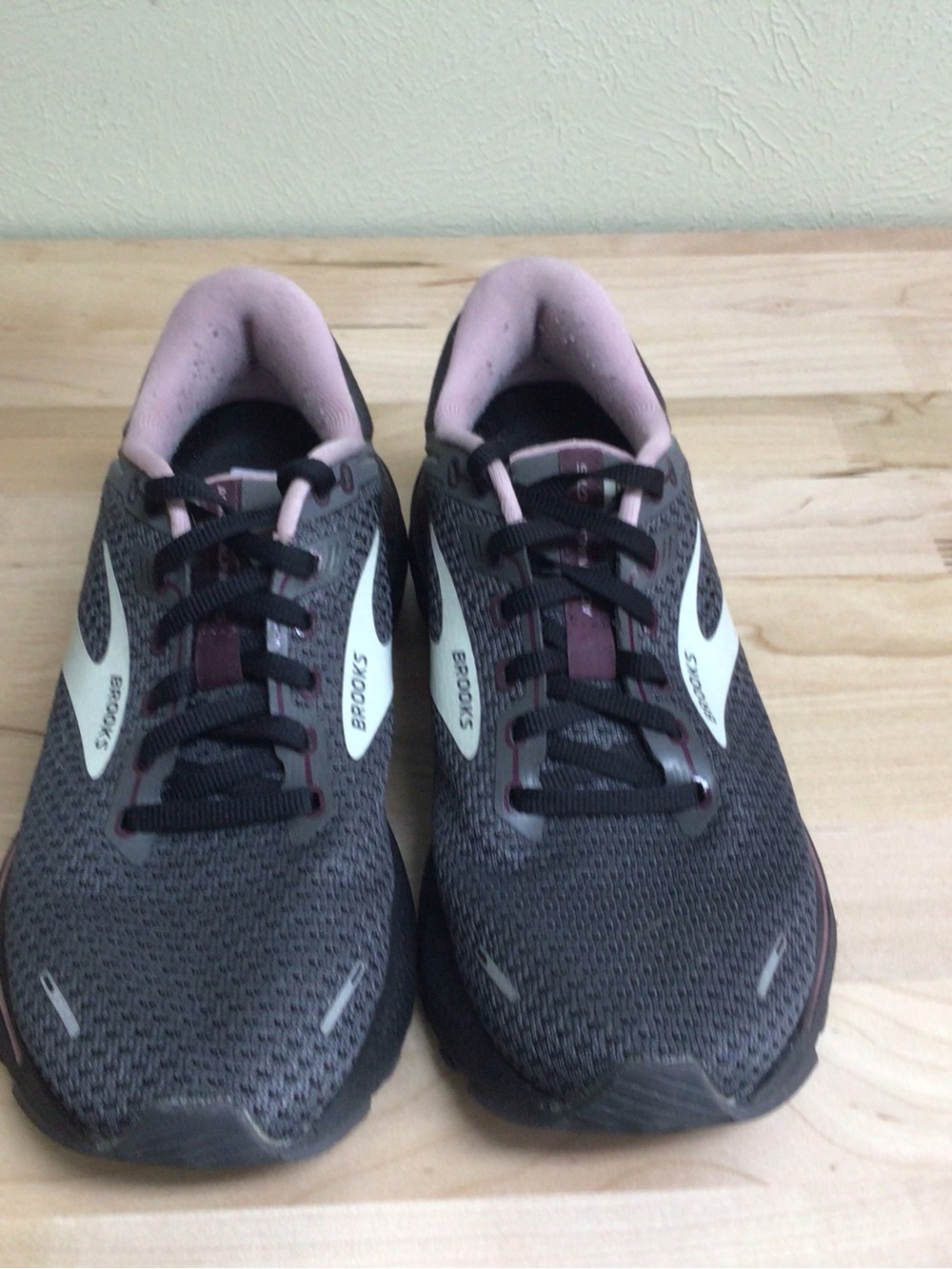 Brooks Women's Gray and Light Pink Mesh Running Sneakers
